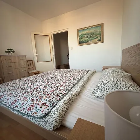 Retro Vibes & Modern Comfort Apartment